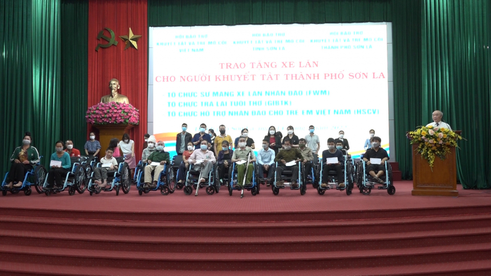 Thành phố Sơn La trao tặng xe lăn cho Người Tàn tật