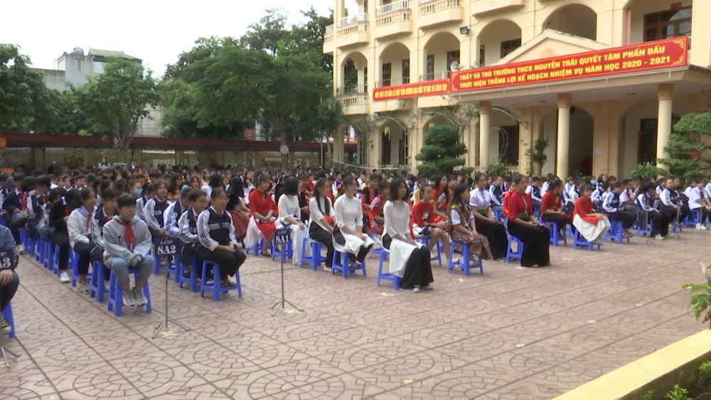 Các trường học tích cực hưởng ứng tuần lễ mặc trang phục dân tộc chào mừng kỷ niệm 90 năm ngày truyền thống Phụ nữ Việt Nam 20/10