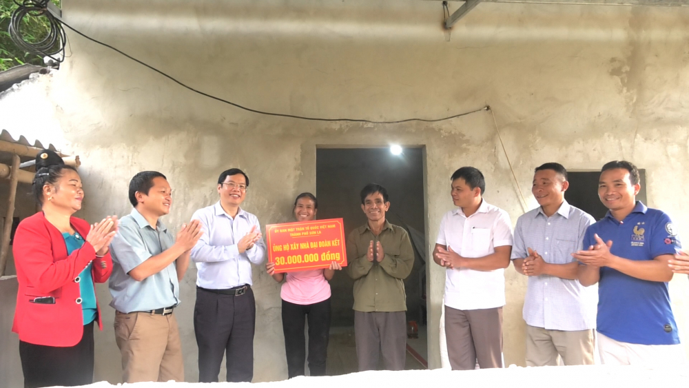 Thường trực Thành ủy, HĐND - UBND thành phố Sơn La tặng quà cho người nghèo nhân dịp 