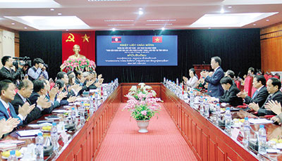 Đoàn đại biểu Việt Nam - Lào tham gia hoạt động “Theo dấu chân Chủ tịch Cay-Xỏn Phôm-vi-hẳn” thăm và làm việc tại tỉnh ta 