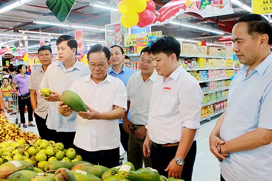 Đồng chí Bí thư tỉnh ủy kiểm tra hoạt động kết nối tiêu thụ nông sản tại Trung tâm thương mại Vincom Plaza Sơn La