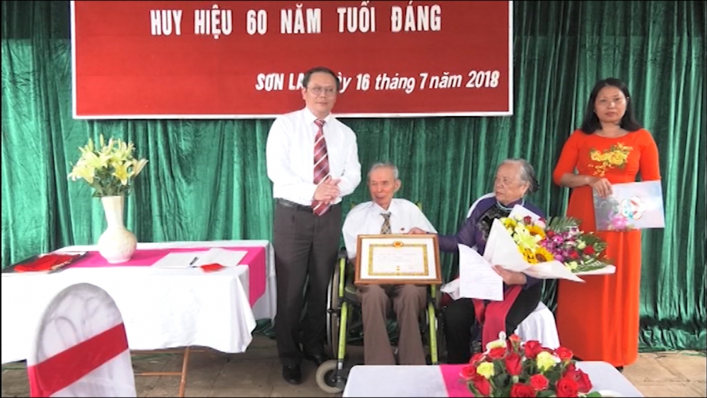Thành ủy trao huy hiệu 60 năm tuổi Đảng cho Đảng viên chi bộ tổ 8, Đảng bộ phường Chiềng Lề