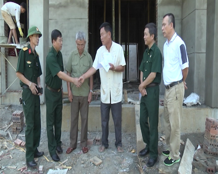 CCB Mặt trận Vị Xuyên Tỉnh Sơn La trao tiền hỗ trợ xây nhà cho hội viên