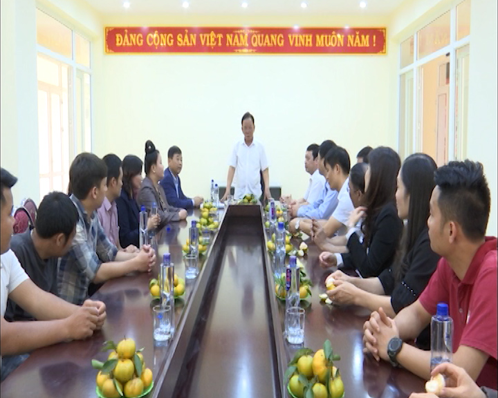 Đồng chí Hoàng Văn Chất thăm cán bộ nhân viên Trung tâm Truyền thông - Văn hoá thành phố