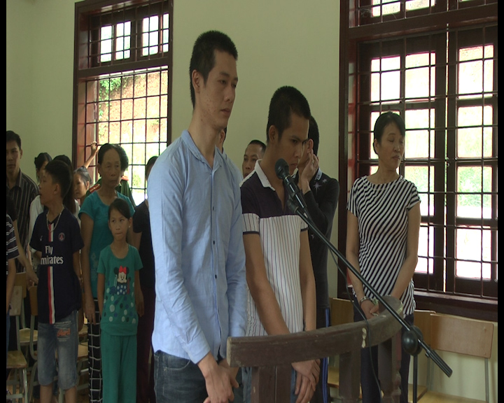 Tòa án nhân dân Thành phố xét xử lưu động tại bản Quỳnh Sơn phường Chiềng Sinh.