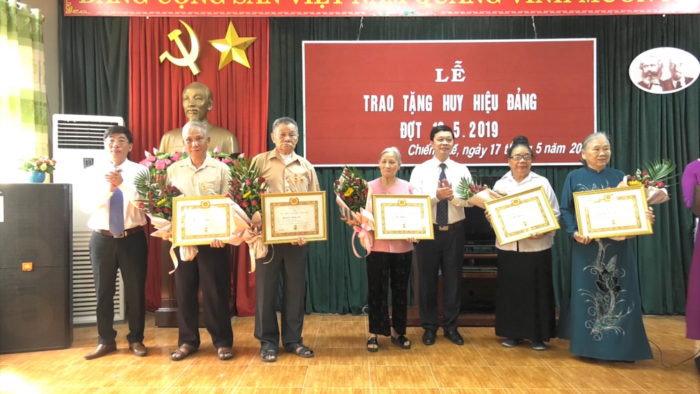 Đảng bộ phường Chiềng lề trao huy hiệu đảng cho 21 đảng viên