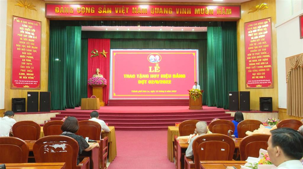 Đồng chí Bí thư Tỉnh ủy dự và trao Huy hiệu Đảng đợt 2/9 tại thành phố Sơn La