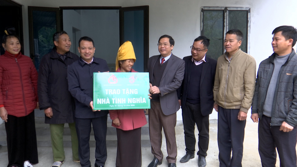 Ban đại diện Ngân hàng Chính sách xã hội Thành phố bàn giao nhà cho gia đình khó khăn bản Ót Luông, xã Chiềng Cọ
