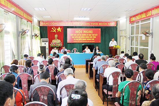 Đồng chí Chủ tịch UBND tỉnh tiếp xúc cử tri tại phường Chiềng Lề