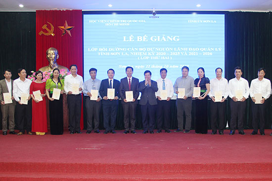 Bế giảng lớp bồi dưỡng dự nguồn cán bộ lãnh đạo, quản lý tỉnh Sơn La, nhiệm kỳ 2020-2025 và 2021-2026