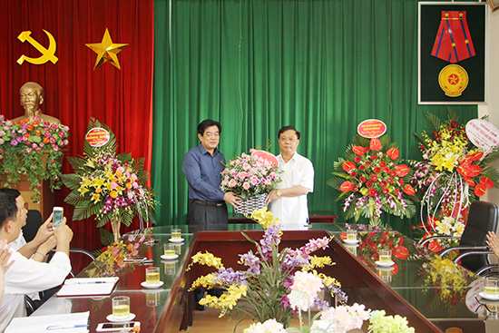 Đồng chí Phó Chủ tịch UBND tỉnh chúc mừng ngành Giáo dục - Đào tạo nhân Ngày Nhà giáo Việt Nam