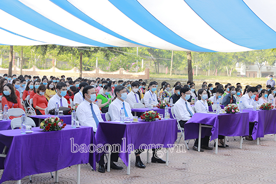 Đồng chí Bí thư tỉnh ủy dự khai giảng năm học mới tại Trường PTDT Nội trú tỉnh
