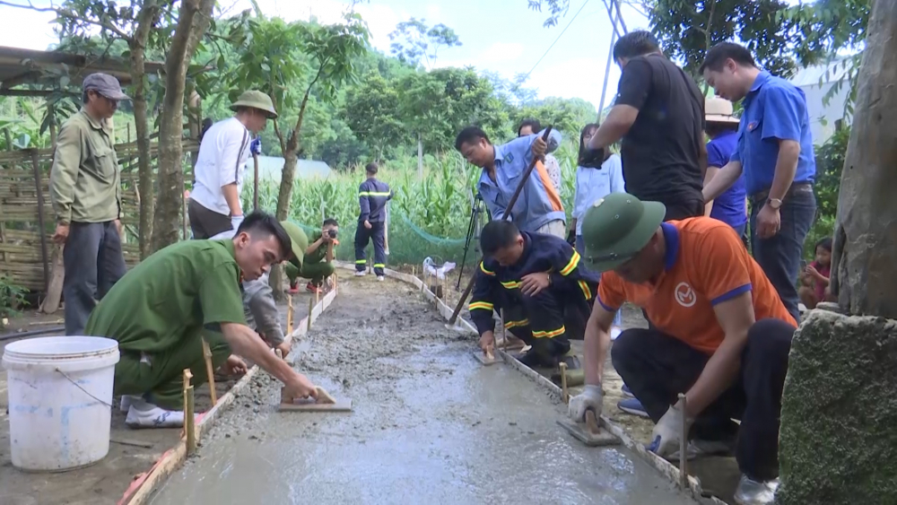 Đoàn  trường THCS Nguyễn trãi lao động giúp hộ nghèo