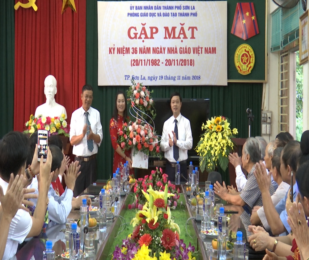 Phòng GD&ĐT thành phố tổ chức gặp mặt kỷ niệm 36 năm ngày Nhà giáo Việt Nam 20/11