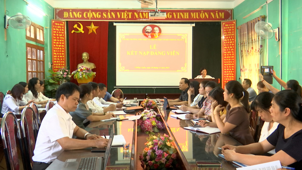 Chi bộ Trường TH-THCS Chiềng Ngần A kết nạp đảng viên mới