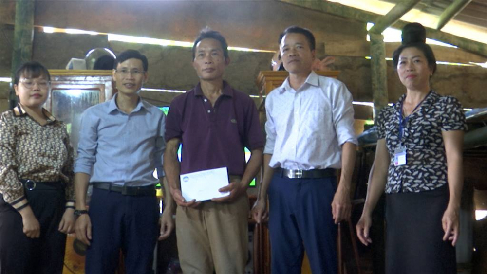 UBMTTQ Việt Nam Thành phố trao tiền hỗ trợ cho gia đình bị thiệt hại do đá lăn bản Ót Luông, xã Chiềng Cọ