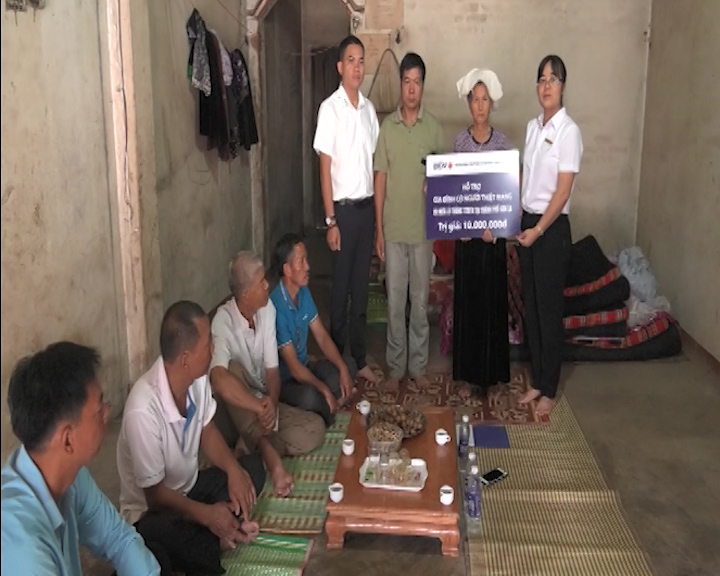 Ngân hàng TMCP Đầu tư và phát triển Việt Nam (BIDV) chi nhánh Sơn La trao tiền hỗ trợ cho gia đình bị thiệt hại do mưa lũ tháng 7/2018 tại thành phố