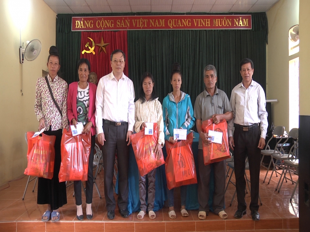 Đồng chí Nguyễn Thái Hưng Ủy viên BTV tỉnh ủy, Bí thư thành ủy, Chủ tịch HĐND thành phố tặng quà hộ nghèo xã Hua La