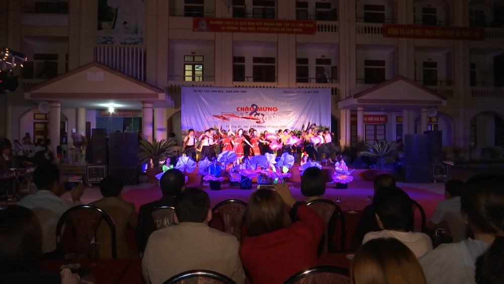 Trường THCS Lê Qúy Đôn phối hớp với Trung tâm văn hóa điện ảnh tỉnh tổ chức chương trình giao lưu văn nghệ kỷ niệm Ngày Nhà giáo Việt Nam 20/11