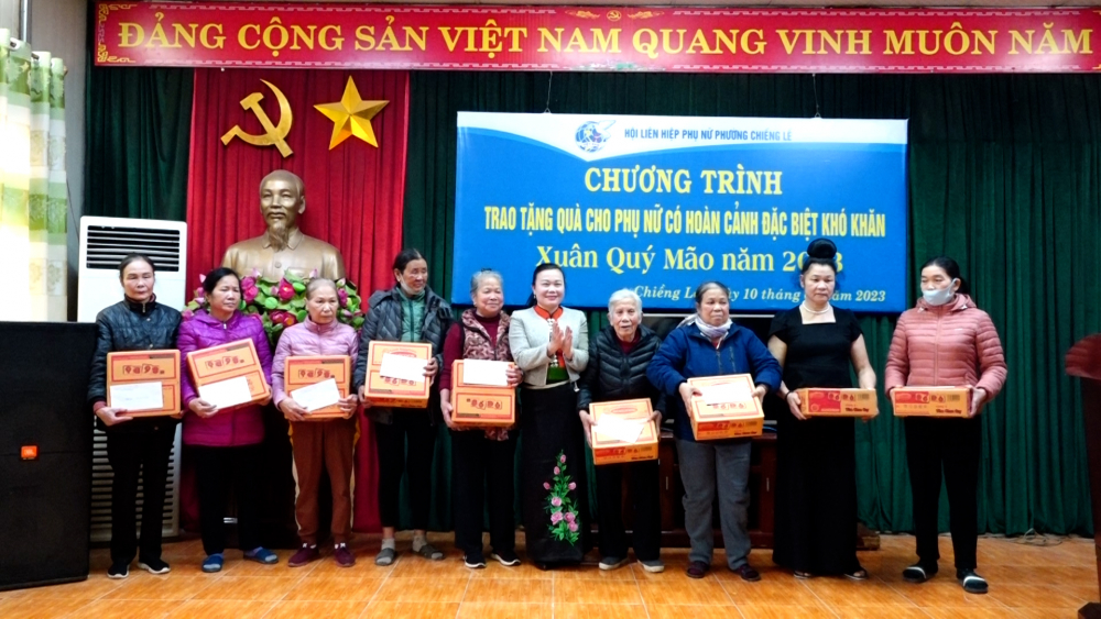 Hội LHPN phường Chiềng Lề trao quà cho hội viên phụ nữ có hoàn cảnh khó khăn