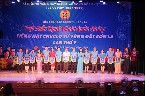 LĐLĐ tỉnh: Hội diễn nghệ thuật quần chúng “Tiếng hát CNVCNLĐ từ vùng đất Sơn La” lần thứ V năm 2019