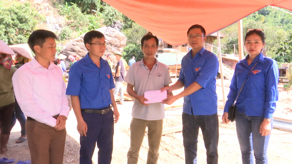 Chi đoàn Văn phòng và các cơ quan chuyên môn UBND thành phố thăm tặng quà gia đình bị đá lăn tại xã Chiềng Ngần