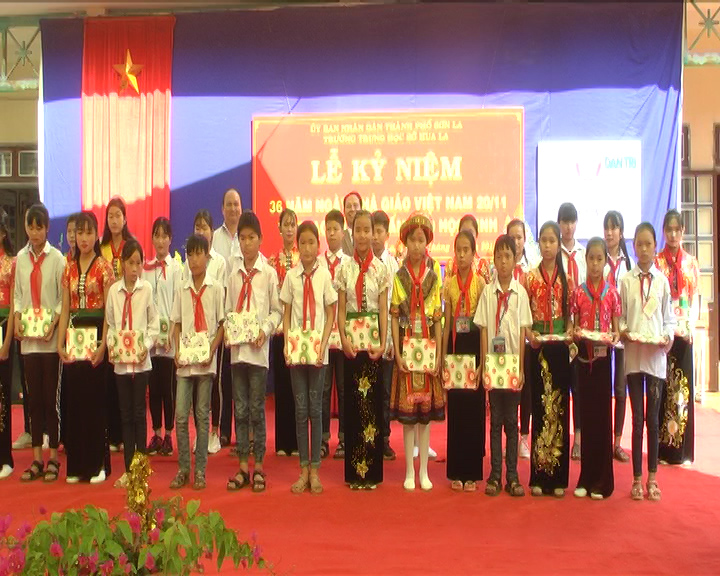 Trường THCS Hua La kỷ niệm 36 năm ngày Nhà giáo Việt Nam 20/11 và trao tặng áo ấm cho học sinh