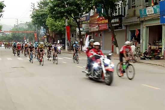 Cuộc đua xe đạp Cúp Báo Quân đội nhân dân: 12 đội tham dự chặng đua TP Sơn La - TP Điện Biên Phủ