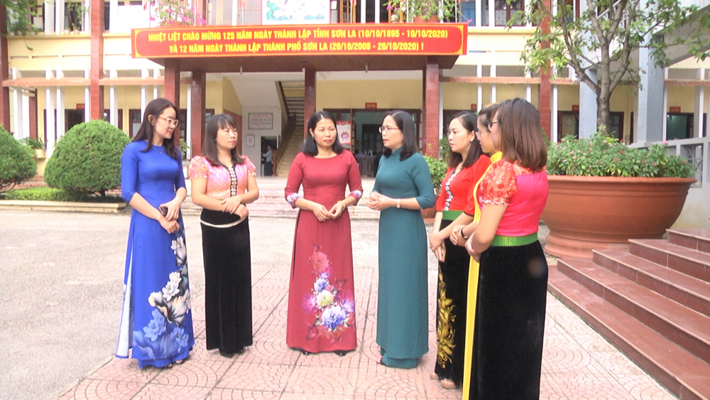 Thành phố tích cực mặc trang phục dân tộc chào mừng kỷ niệm 90 năm ngày thành lập Hội LHPN Việt Nam 20/10.