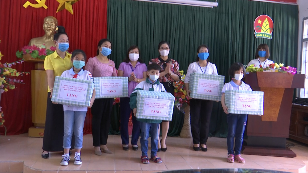 Phường Chiềng Lề đã tổ chức tặng khẩu trang và nước sát khuẩn cho trường tiểu học Chiềng Lề