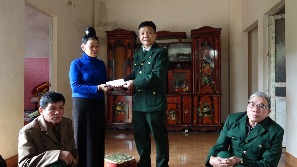 Ban liên lạc CCB mặt trận Vị xuyên – Hà tuyên tỉnh Sơn La hỗ trợ tiền sửa chữa nhà ở cho gia đình hội viên cựu chiến binh