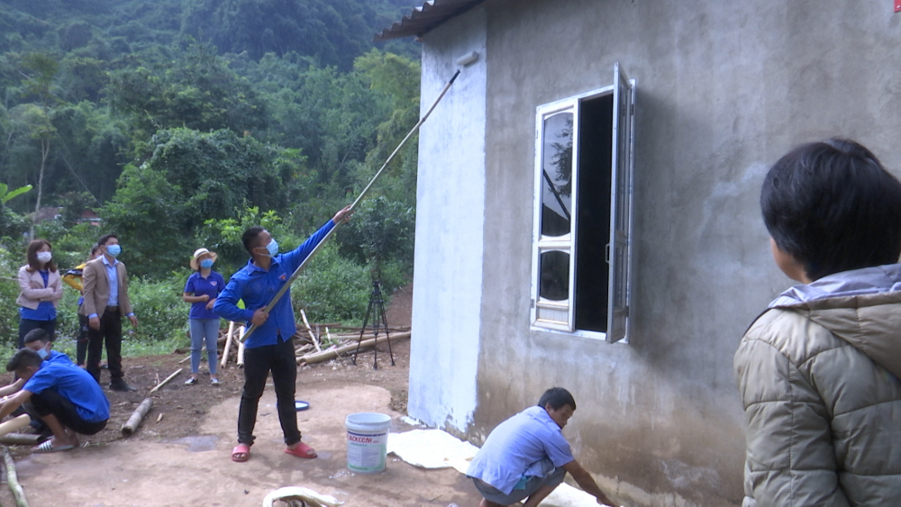 Đoàn phường Chiềng Cơi chung tay giúp đỡ hộ nghèo trên địa bàn