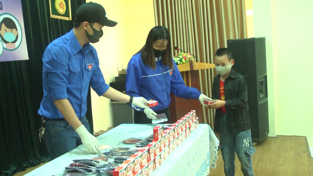 Thành Đoàn Sơn La tặng khẩu trang, xà phòng miễn phí cho trẻ em nghèo