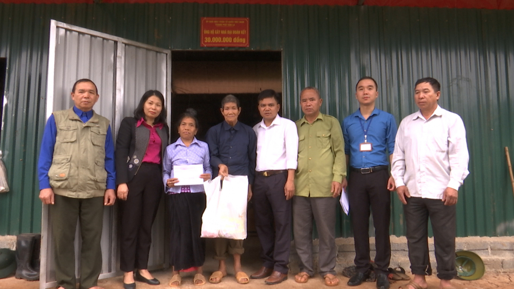Đồng chí Lê Thị Thanh Huyền trao quà cho người nghèo nhân dịp 
