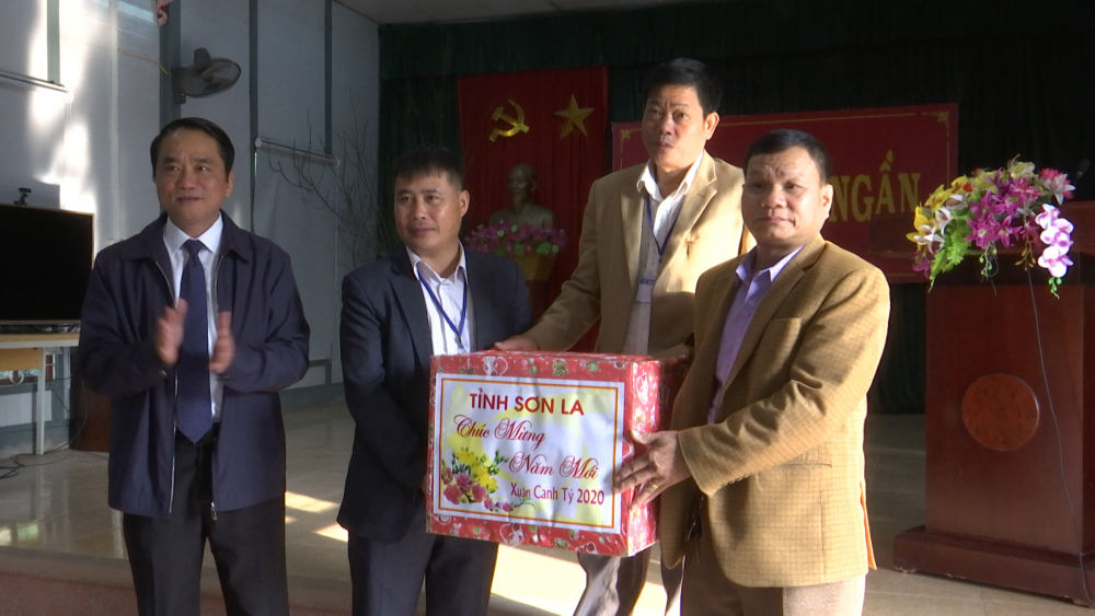 Đ/c Lê Hồng Minh - Phó chủ tịch UBND tỉnh tặng quà thành phố