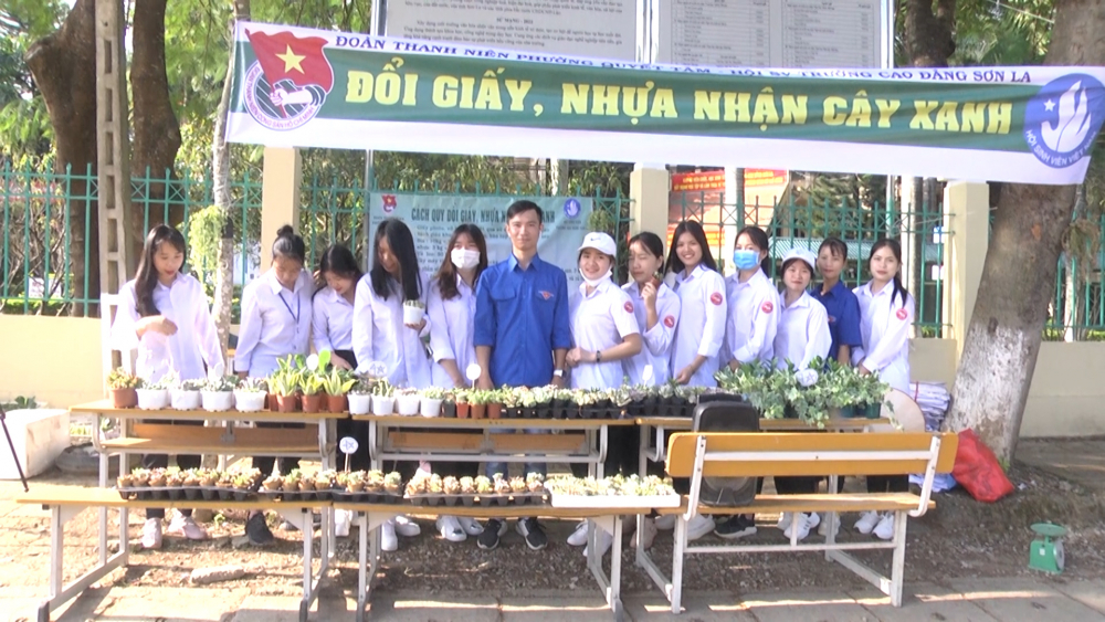 Đoàn phường Quyết Tâm phối hợp với Hội Sinh viên trường Cao đẳng Sơn La tổ chức chương trình đổi giấy, nhựa lấy cây xanh