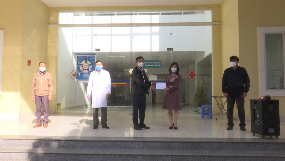 UB MTTQ Việt Nam thành phố trao tiền hỗ trợ du học sinh Lào đang điều trị Covid -19 trên địa bàn thành phố Sơn La