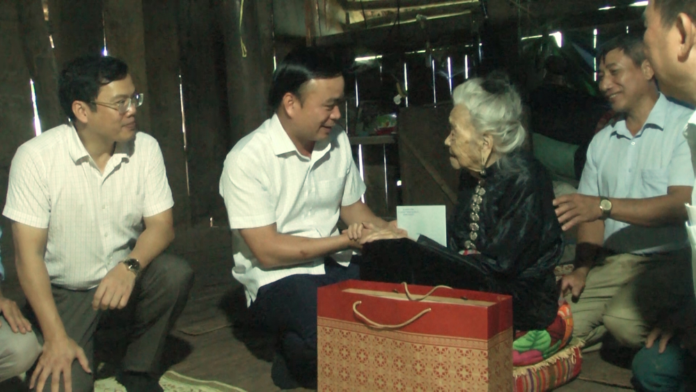 Đồng chí Bí thư Thành ủy thăm, tặng quà Người cao tuổi