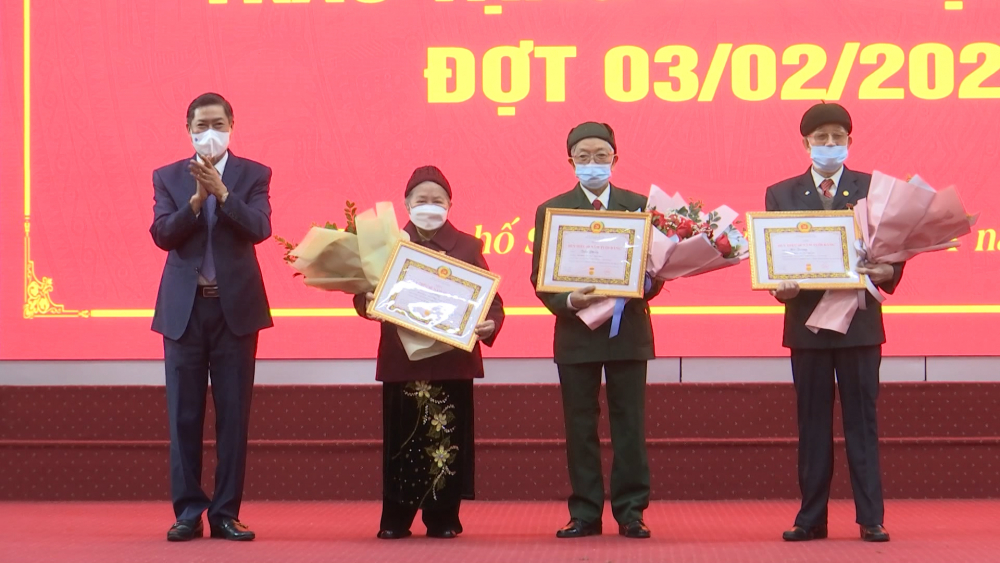 Thành ủy Sơn La đã tổ chức Lễ trao tặng Huy hiệu Đảng đợt 3/2
