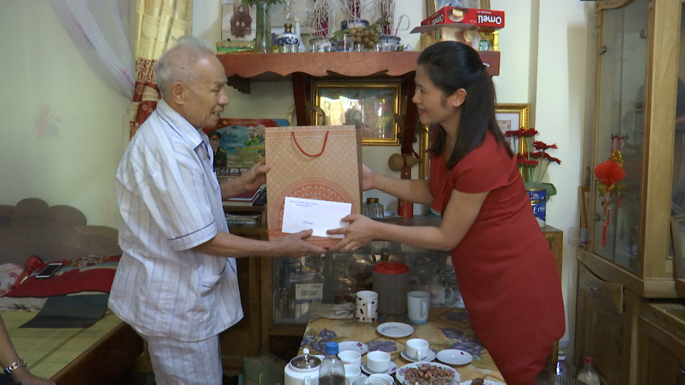  Đồng chí  Lê Thị Thùy Dung tặng quà các gia đình chính sách