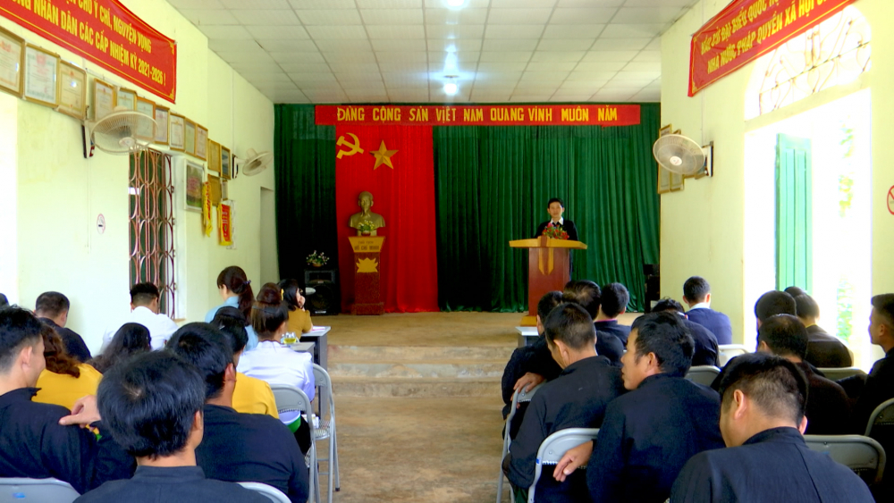 Đồng chí Phó Bí thư Thường trực Thành ủy dự sinh hoạt với chi bộ bản Noong Lọ, xã Chiềng Đen