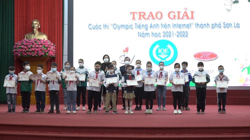 Thành phố trao giải cuộc thi "Olympic Tiếng Anh trên Internet" thành phố Sơn La năm học 2021-2022