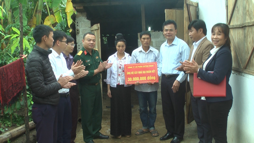 Thường trực Thành ủy, HĐND-UBND thành phố Sơn La tặng quà cho người nghèo nhân dịp 