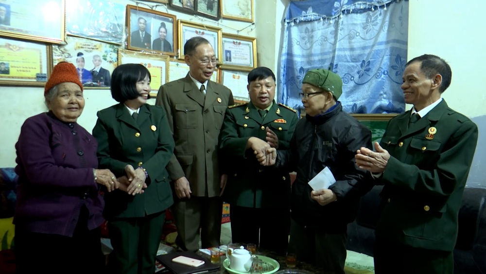 Hội cựu chiến binh phường Chiềng Lề tặng quà hội viên nhân dịp Tết
