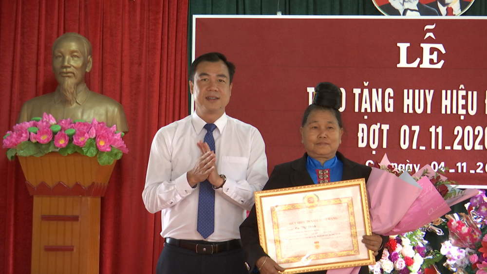 Đảng ủy  Xã Chiềng Cọ trao huy hiệu đảng đợt 7-11