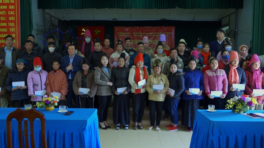 Chi hội Doanh nghiệp Thành phố tặng quà Tết cho các hộ nghèo và cận nghèo xã Chiềng Đen, Chiềng Cọ