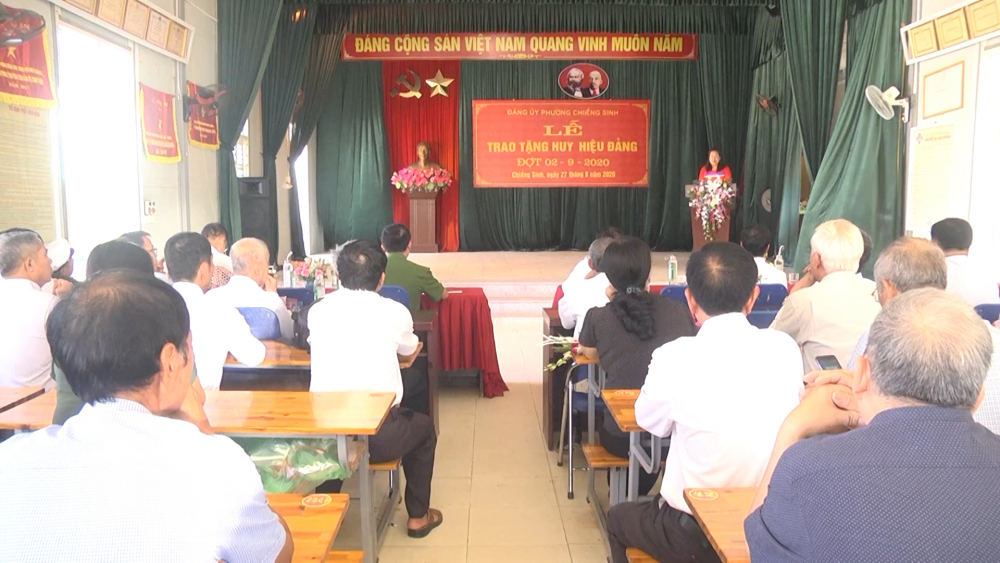 Đảng ủy các phường Chiềng Sinh đã tổ chức lễ trao tặng huy hiệu đảng đợt 2/9