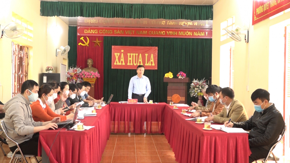 Đồng chí Đỗ Văn Trụ, Phó Bí thư Thành ủy, Chủ tịch UBND thành phố đối thoại với nhân dân tại xã Hua La