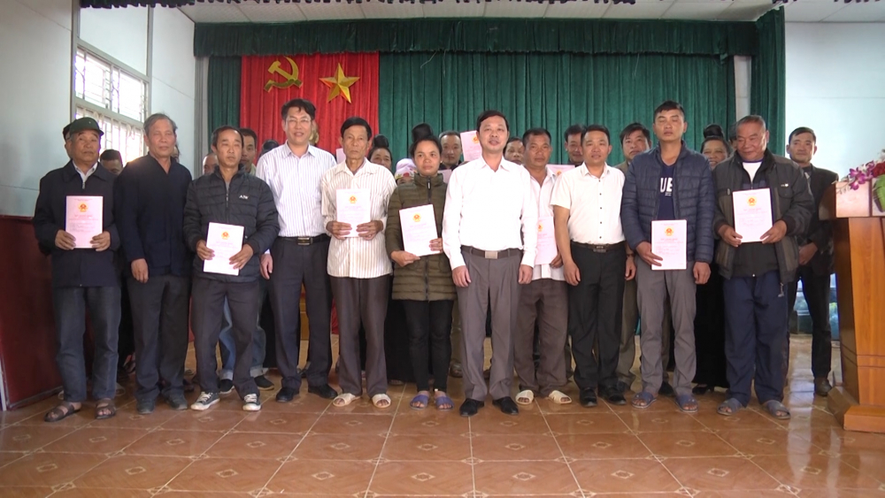 Chủ tịch UBND thành phố trao  giấy chứng nhận quyền sử dụng đất cho 22 hộ dân của bản Muông xã Chiềng Cọ.