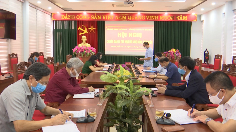 Đảng ủy Khối các cơ quan Tỉnh và Thành ủy Sơn La đã tổ chức chuyển giao và tiếp nhận tổ chức đảng và đảng viên